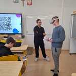 Uczeń w okularach VR Oculus Quest 3.jpg