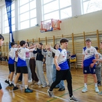 Uczniowie cieszą się ze zwycięstwa.jpg