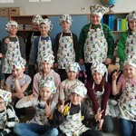 Grupa dzieci w strojach cukierników pozuje do zdjęcia.jpg