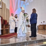 Uczestnicy dziękują Ks. Bp. za przewodniczenie Eucharystii.jpeg