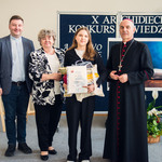 Laureatka I miejsca w kategorii klas VII-VIII wraz z opiekunem i gośćmi.jpg