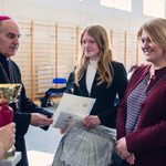 Laureatka I miejsca w kategorii klas IV-VI wraz z mamą odbierają nagrodę z rąk ks. bp. Ciereszki.jpg