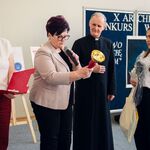 Michasia odbiera nagrodę.jpg