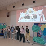 Młode adeptki sztuki teatralnej z klasy 5a.jpg