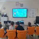 dzieci oglądają film edukacyjny.jpg