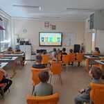 uczniowie oglądają film edukacyjny.jpg