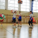 Chłopcy z 8a na boisku SP26.jpg