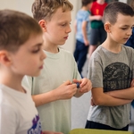 Grupa uczniów stoi w sali gimnastycznej..jpg