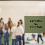 Na szklanych drzwiach jest karka z napisem Przerwa na czytanie..jpg