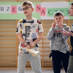 Trzech uczniów stoi w sali gimnastycznej..jpg