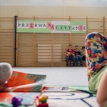Uczniowie czytają książki w sali gimnastycznej..jpg