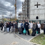 Duża grupa uczniów po zakończeniu akcji zbierania śmieci.jpeg