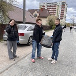 Dwaj uczniowie niosą znaleziony monitor.jpeg