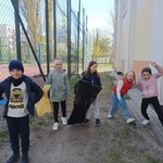 Uczniowie z workami do segregacji odpadów.jpeg