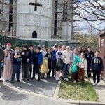 Uczniowie po zakończeniu zbierania odpadów.jpeg