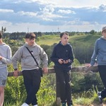 czterech ucznió na tle krajobrazu Suwalskiego Parku Narodowego.jpg