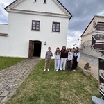pięć osób na tle białego budynku.jpeg