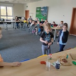 8-uczniowie poznają zasady segregacji odpadów.jpg