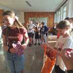 wieczór integracyjny klasy 6a - nagradzanie uczestników.jpg