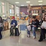W bibliotece uczniowie klasy ósmej siedzą na krzesłach_ czytają książkę..jpg