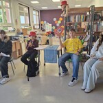 W bibliotece uczniowie siedzą na krzesłach_ czytają książkę..jpg