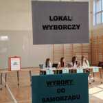 Na szybie kartka z napisem Lokal Wyborczy_ Wybory do Samorządu Uczniowskiego.jpg