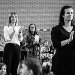 Nauczyciele i uczniowie biją brawa.jpg
