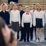 Uczniowie recytują wiersze i śpiewają piosenki.jpg
