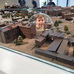 Chłopiec w kopule nad miniaturowym miastem.png