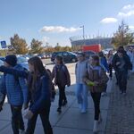 Grupa uczniów przechodzi obok Stadionu Narodowego w Warszawie.jpg