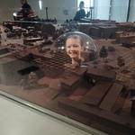 Uśmiechnięta uczennica pozuje do zdjęcia wewnątrz miniaturowej makiety części Warszawy.jpg