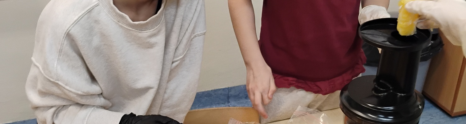 3. Grupa uczniów samodzileni eprzygotowuje sok..jpg