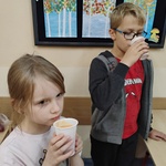 6. Uczennica i uczeń piją wspólnie wykonany napój..jpg