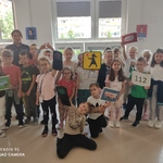 1. Uczniowie poznają zasady ruchu drogowego..jpg