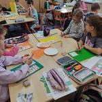 3. Dzieci siedzą przy stolikach podczas pracy zespołowej..jpg
