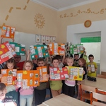 5. Uczniowie kl. 1b prezentują efekty pracy nad projektem..jpg