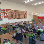 Chłopcy i dziewczęta doskonalą naukę gry na flażoletach poznanej piosenki..jpg