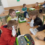 Chłopcy wykonują obliczenia matematyczne - mnożą..jpg