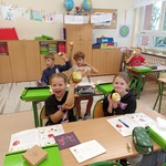Dzieci poznają jabłka za pomocą zmysłu smaku z okazji Dnia Jabłka..jpg