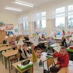 Dzieci prezentują wykonane sowy z tabliczką mnożenia..jpg