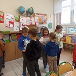 Dzieci rozwiązują przygotowane zadania..jpg