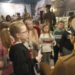 Uczniowie poruszają sie po muzeum z mapą..jpg
