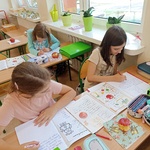 Dziewczynki wykonują różne zadania związane z jabłkiem..jpg
