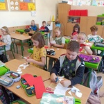 Uczniowie przygotowują kwiaty w barwach narodowych..jpg