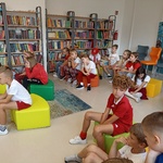Dzieci uczestniczą w zajęciach w bibliotece..jpg