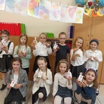 Dziewczynki prezentują otrzymane prezenty z okazji Dnia Dziewczyny..jpg