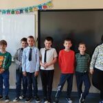 Uśmiechnięci chłopcy z klasy 2c pozują do zdjęcia przy szkolnej tablicy w klasie lekcyjnej.jpg