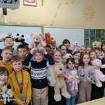 Chłopcy i dziewczynki prezentują swoje pluszaki z okazji Dnia Misia..jpg