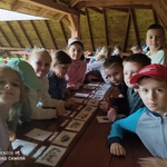 Grupa dzieci podczas wykonywania zadania przyrodniczego..jpg