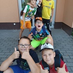 Chłopcy z uniesionymi w górę kciukami.jpg